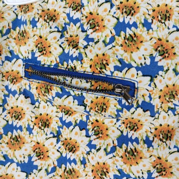 E Hanger M Women’s Blue Yellow Daisy Floral Shorts Medium Stretchy Zip Pockets - Picture 5 of 12